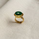 Anello verde su lino beige, foto 2