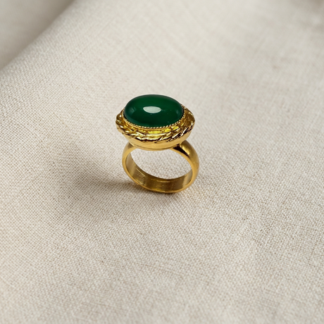Anello verde su lino beige, foto 2