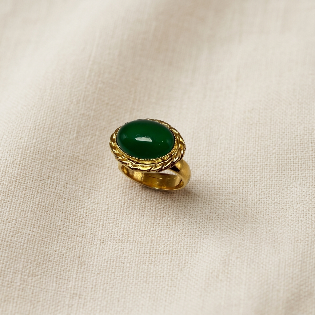 Anello verde su lino beige, foto 3