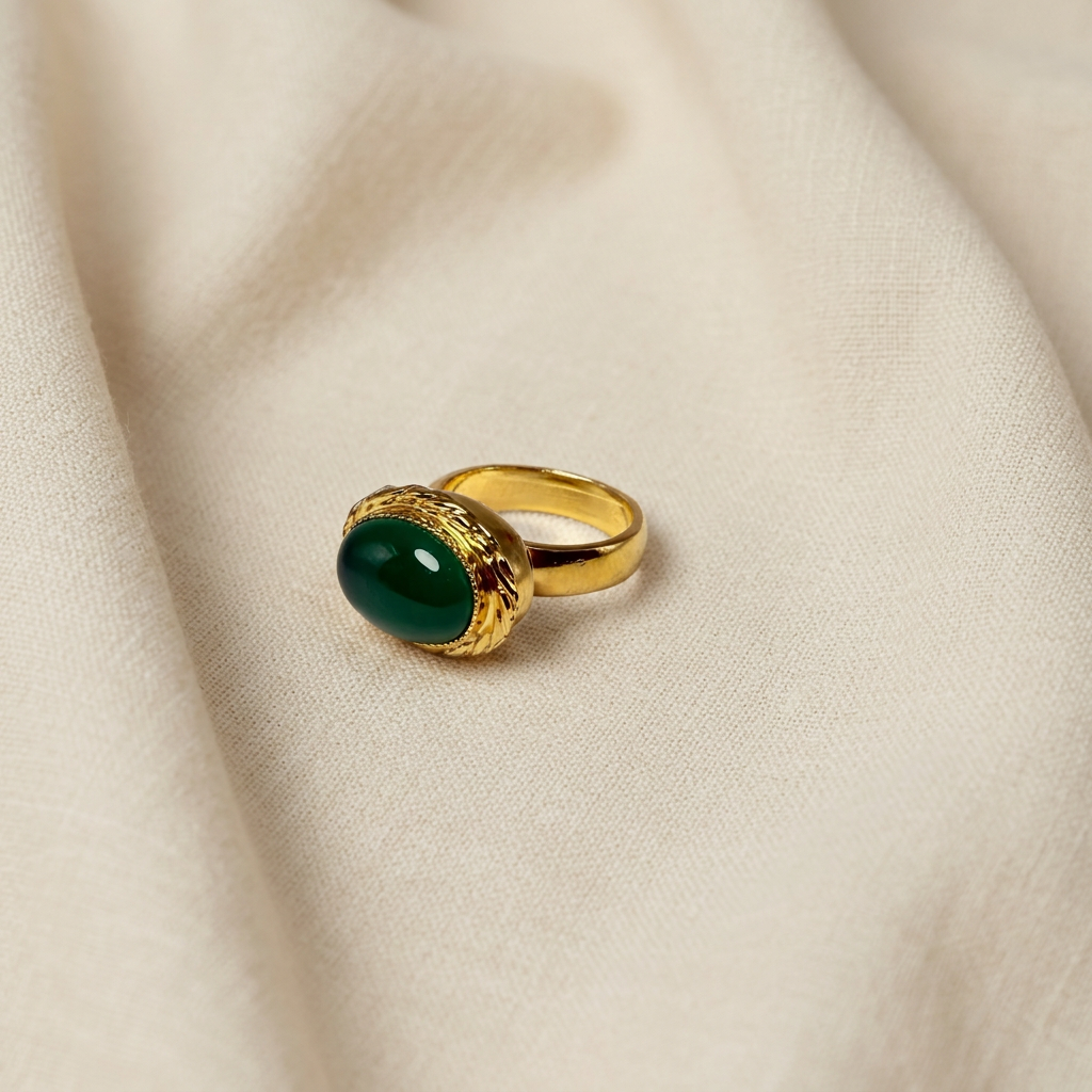 Anello verde su lino beige, foto 4