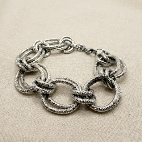 Bracciale Anelli Godronati Alternati su lino beige