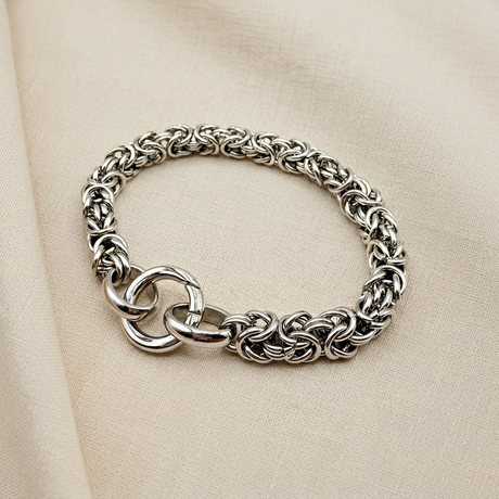 Bracciale Bizantina Media gancio ad anello su lino beige