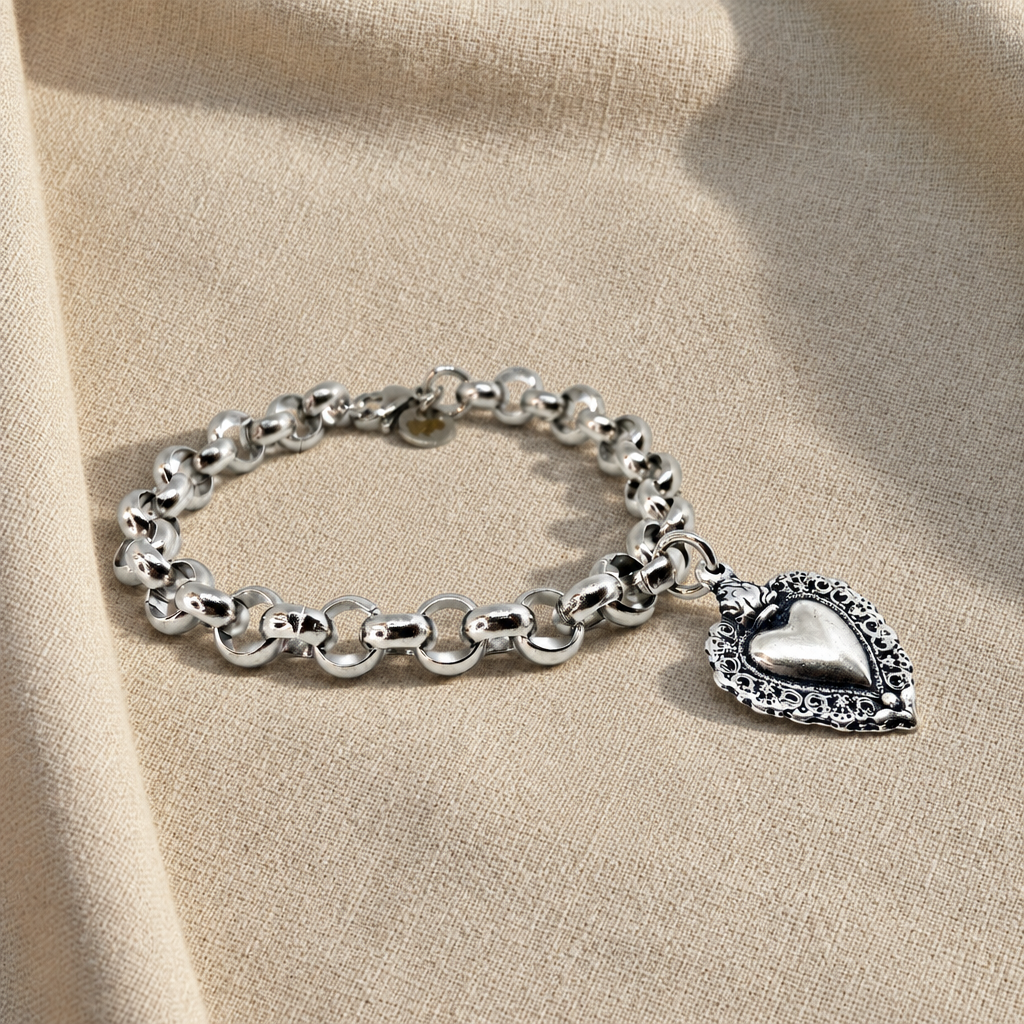 Bracciale Cuore Sacro Silver su lino beige