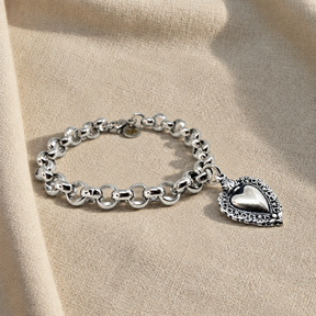 Bracciale Cuore Sacro Silver su lino beige