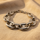 Bracciale originale su sfondo beige caldo