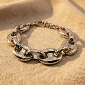 Bracciale originale su sfondo beige caldo