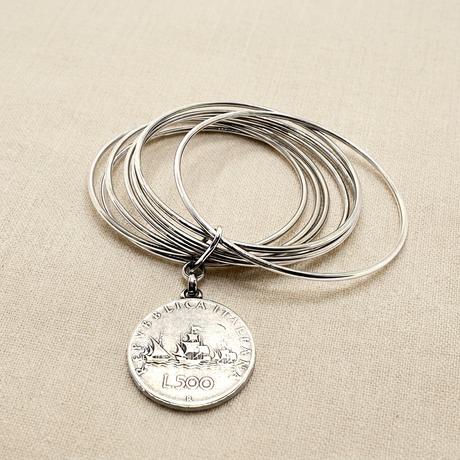 Bracciale rigido 6 fili con moneta 500 lire su lino beige