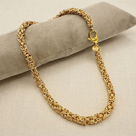 Collana Bizantina Dorata su lino beige e cuscino chiaro