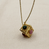 Collana con cubo su lino beige, altra angolazione