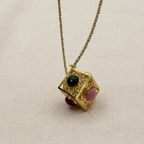 Collana con cubo su lino beige, altra angolazione