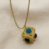 Collana con cubo su lino beige, seconda foto