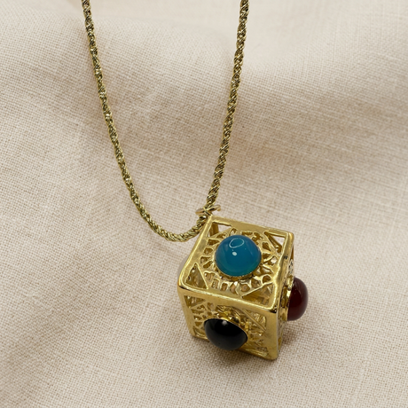 Collana con cubo su lino beige, seconda foto