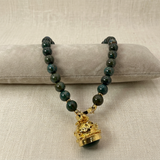 Collana con cuscino chiaro e sfondo lino, foto 1