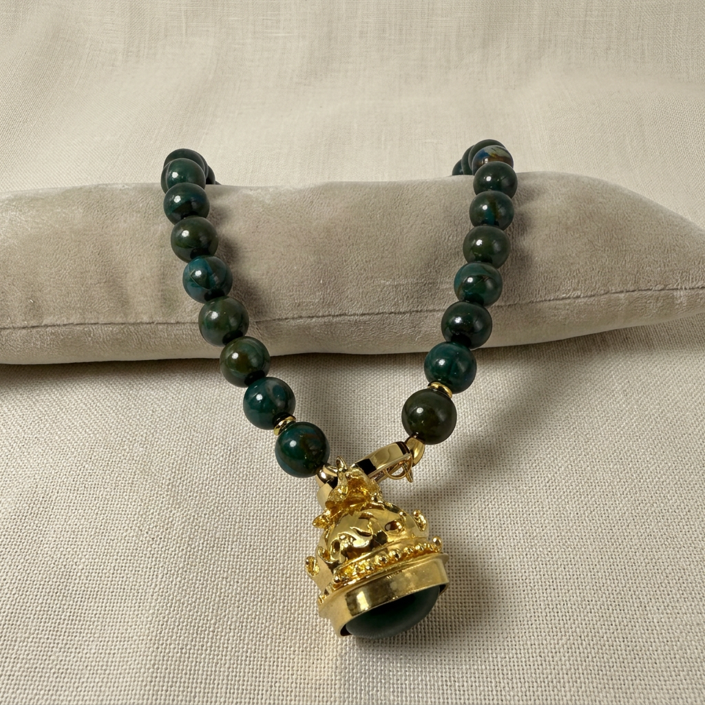 Collana con cuscino chiaro e sfondo lino, foto 2
