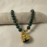 Collana con cuscino chiaro e sfondo lino, foto 2