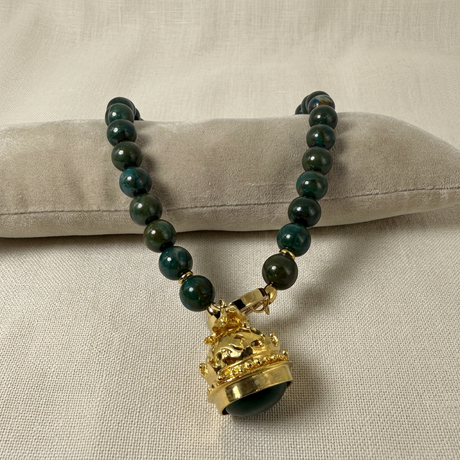 Collana con cuscino chiaro e sfondo lino, foto 2