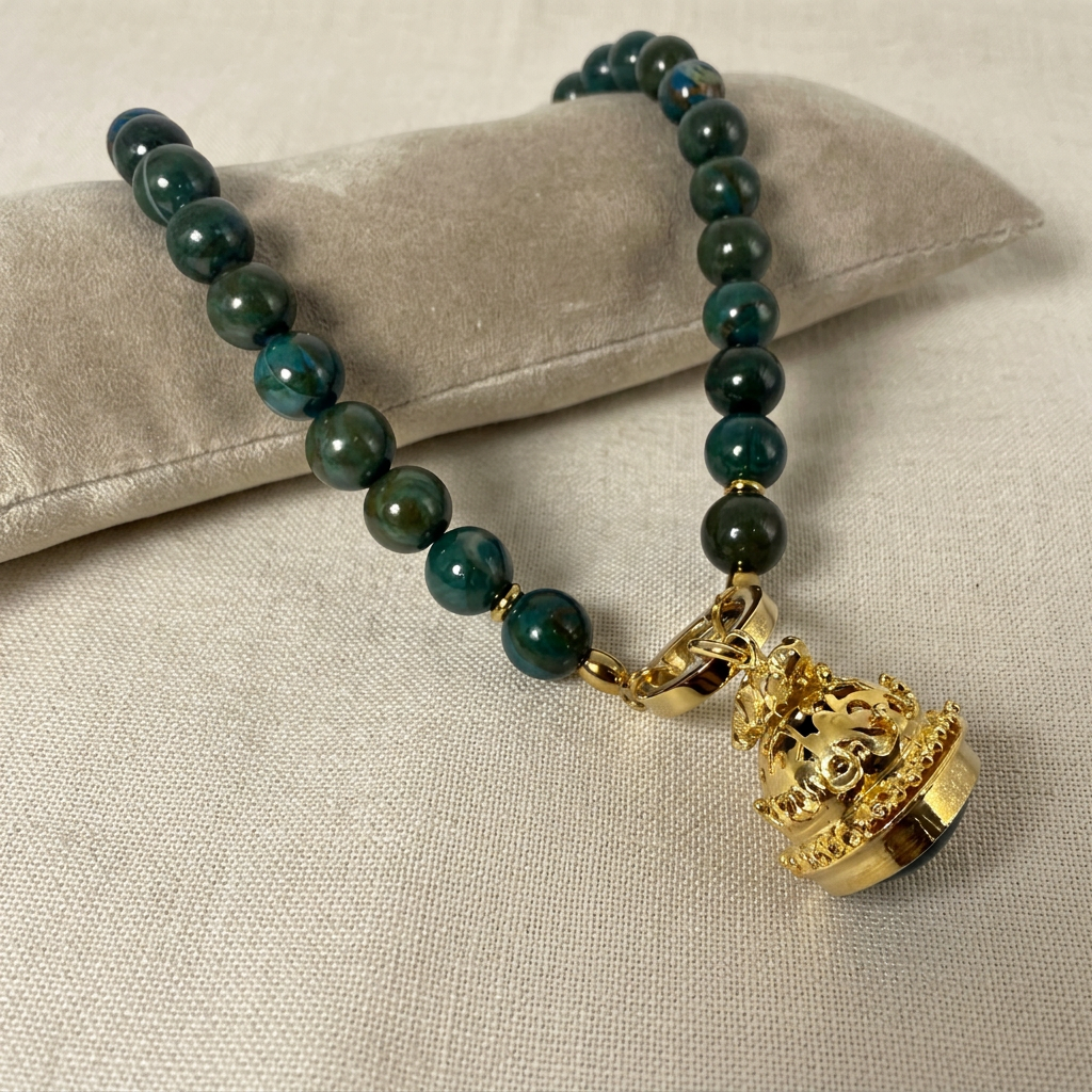 Collana con cuscino chiaro su lino beige, foto 1
