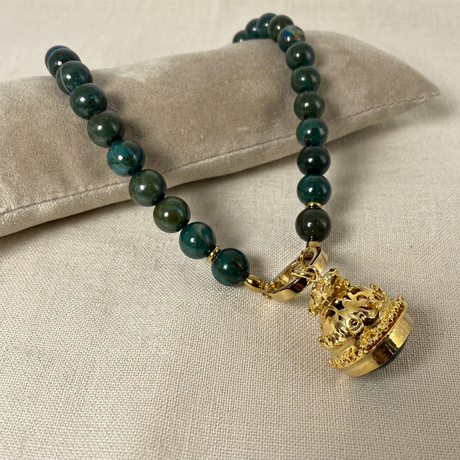 Collana con cuscino chiaro su lino beige, foto 1