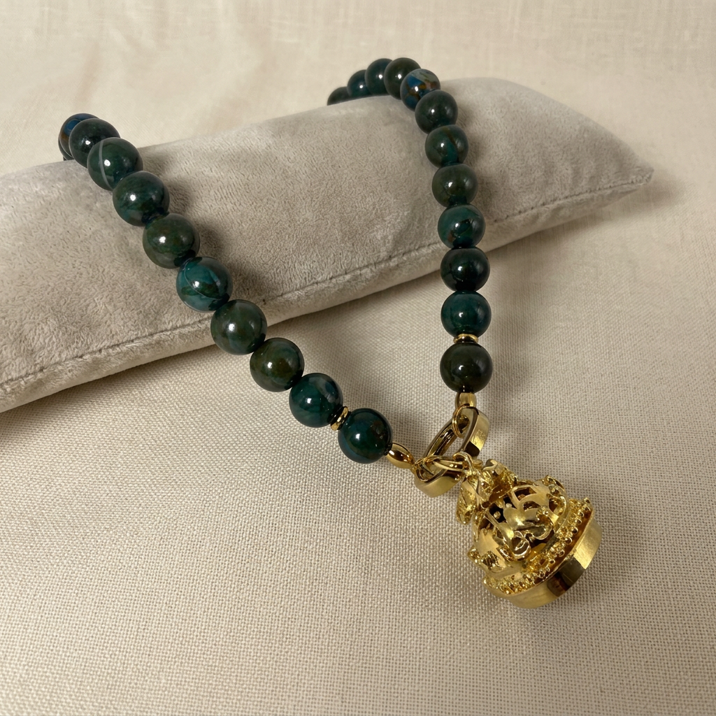 Collana con cuscino chiaro su lino beige, foto 2
