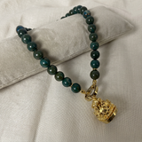 Collana con cuscino chiaro su lino beige, foto 3