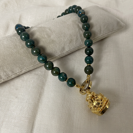 Collana con cuscino chiaro su lino beige, foto 3