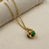 Collana con cuscino chiaro su lino, seconda foto