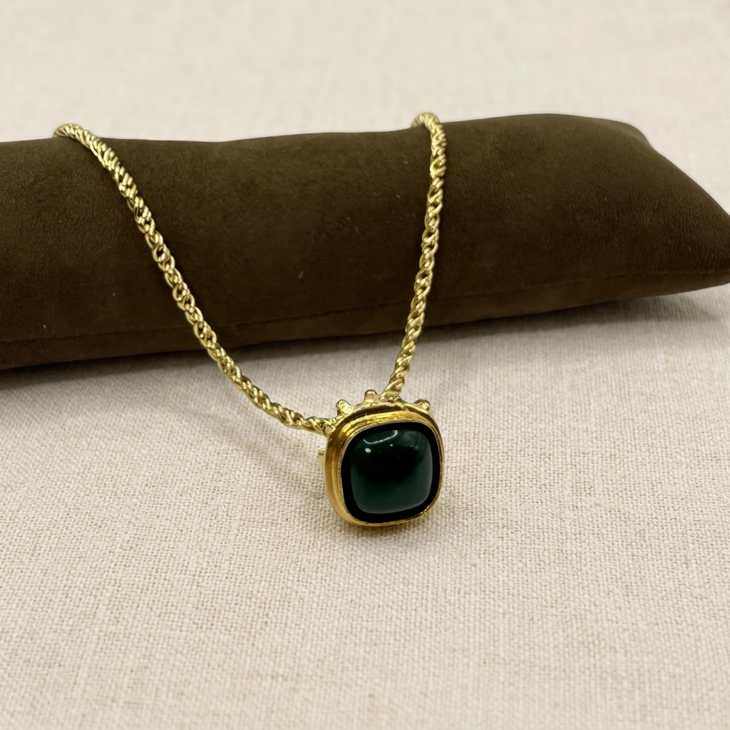 Collana con pietra verde scuro su lino beige