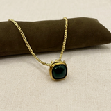 Collana con pietra verde scuro su lino beige