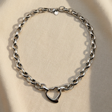Collana Cuore Acciaio Inossidabile su lino beige