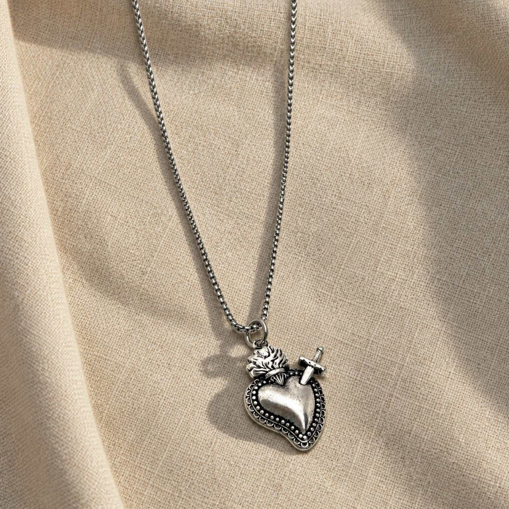 Collana Cuore con Pugnale su lino beige