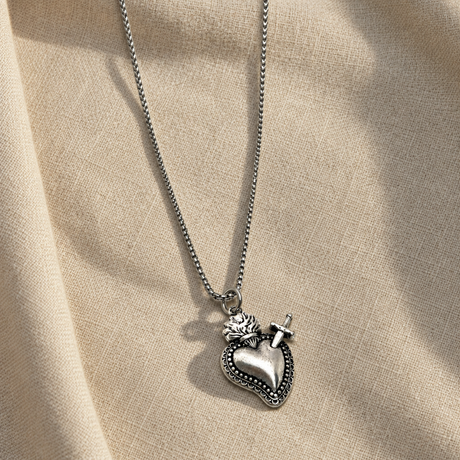 Collana Cuore con Pugnale su lino beige