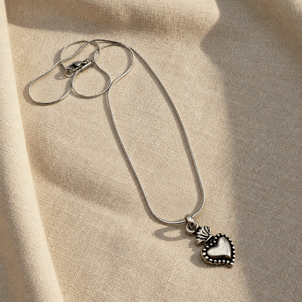 Collana Cuore Sacro Borchie Argento925 su lino beige