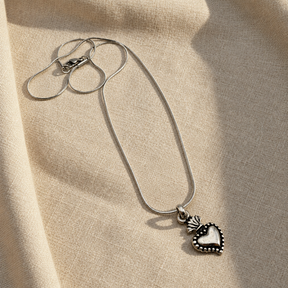 Collana Cuore Sacro Borchie Argento925 su lino beige