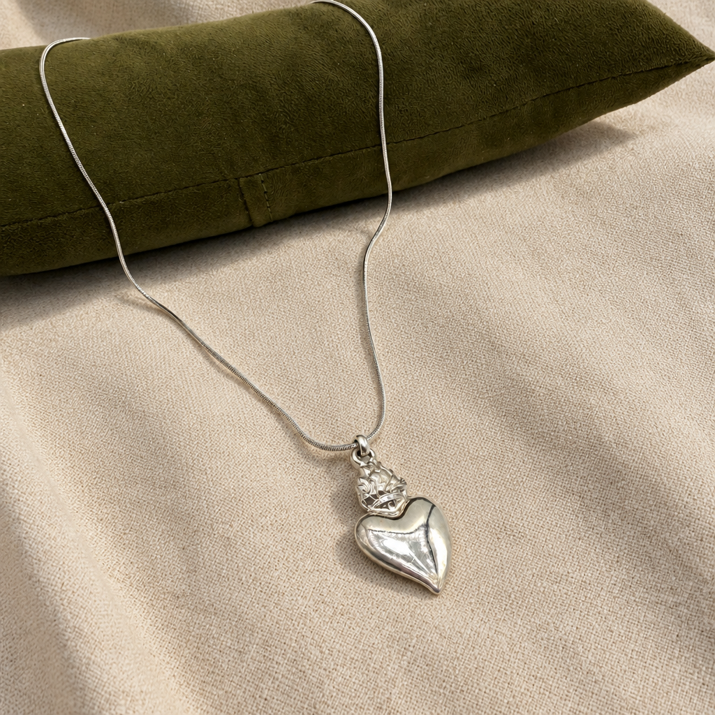 Collana Cuore Sacro Fiamma Argento925 su lino beige