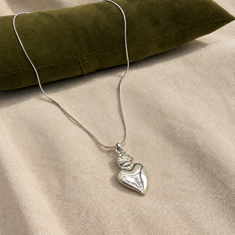Collana Cuore Sacro Fiamma Argento925 su lino beige