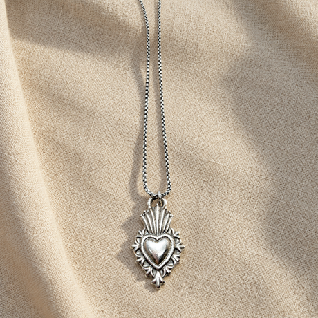 Collana Cuore Sacro Fiamma Small su lino beige