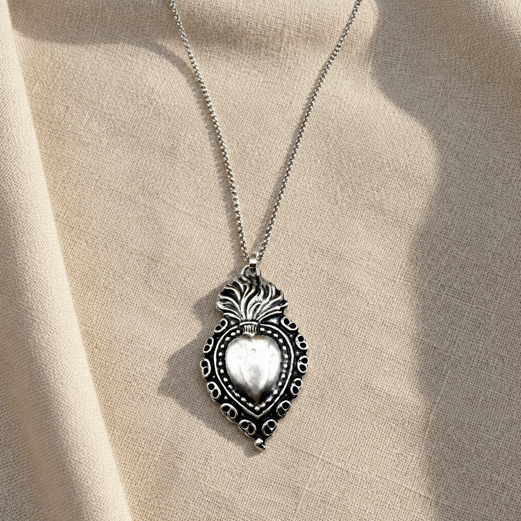 Collana Cuore Sacro Ricamo su lino beige