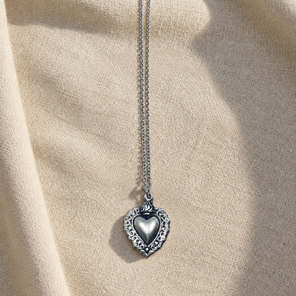 Collana Cuore Sacro Small Silver su lino beige