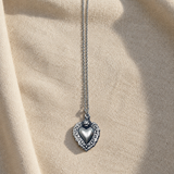Collana Cuore Sacro Small Silver su lino beige