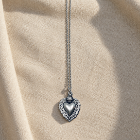 Collana Cuore Sacro Small Silver su lino beige
