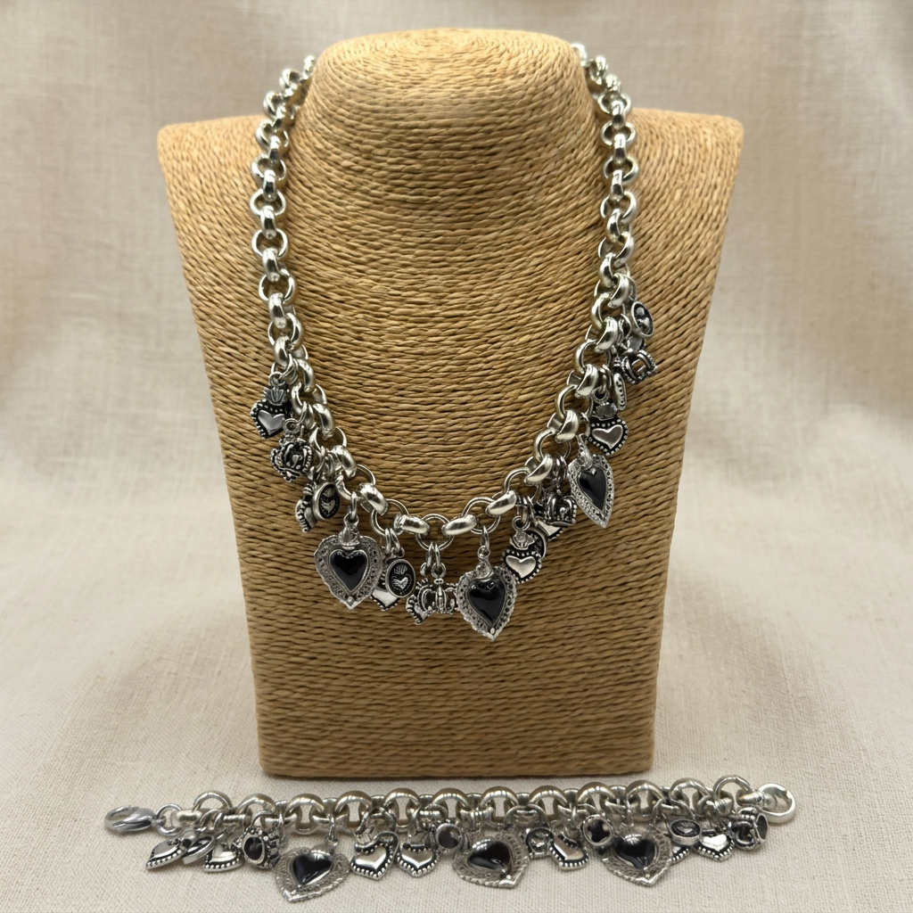 Collana e bracciale Lucky Cuore Sacro Black Duo su lino beige