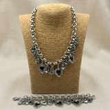 Collana e bracciale Lucky Cuore Sacro Black Duo su lino beige
