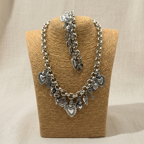 Collana e bracciale Lucky Cuore Sacro Silver Duo su lino beige