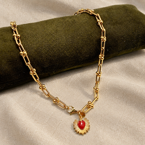 Collana Maglia Staffa Gold e Cuore Sacro su lino beige
