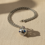 Collana Silver distesa su lino - senza catena sotto il ciondolo