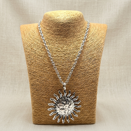 Collana Sole Silver su lino beige