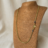 Collana sul busto con sfondo lino, foto 5