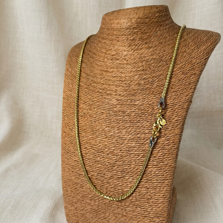 Collana sul busto con sfondo lino, foto 5