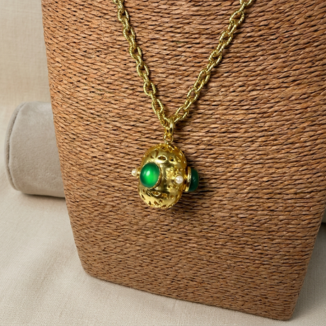 Collana sul busto con sfondo lino, terza foto