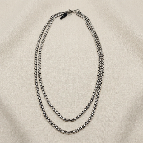 Collana Veneziana doppia Corno nero su lino beige